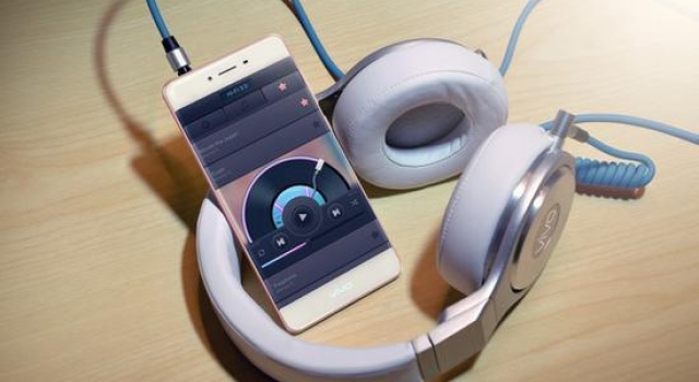 vivo x6发布会推出定制版头戴式耳机