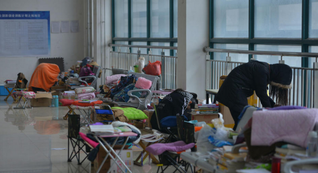 济南“考研族”备考之路 走廊披毛毯备考似难民