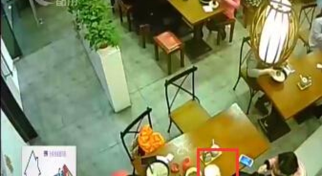 纳尼!女子用餐厅饭碗给孩子接尿 藏于桌下继续用餐