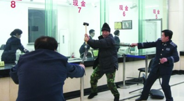 霸气!警察制止抢劫犯被呛:没看到我在抢银行吗