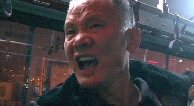 帅呆了!大爷公交车上怒擒“咸猪手”:看不惯这样的人