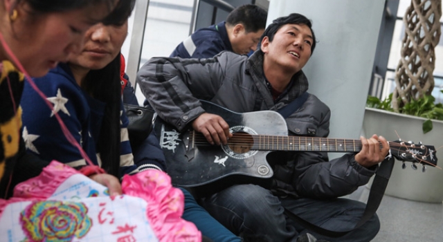 7名民工春运咬牙坐飞机延误11小时:明年还坐火车