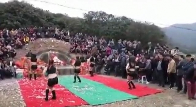 这个清明有点"浪":汕尾请女子在坟前大跳热舞祭拜先人