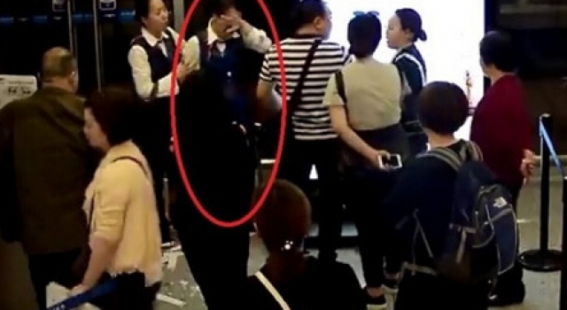 首都机场延误 乘客泼饭羞辱掌掴女地勤:我打你怎么了