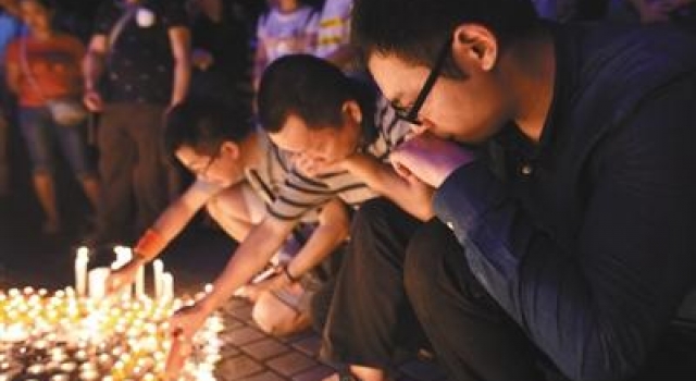 广东医生被砍伤势过重身亡 民众自发举行悼念