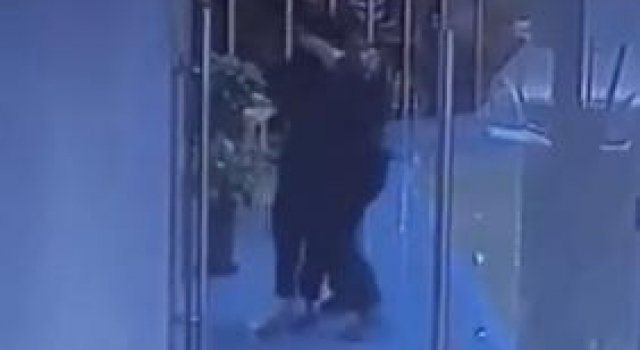 男子办公室送花表白女神 遭拒之后竟持匕首将其捅死