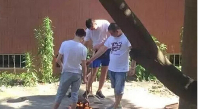 广东男子当街火烤“活狗”?!网友愤怒相关部门调查