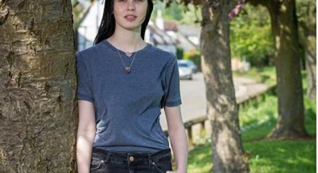 英19岁女生讨厌自己30D的胸围 欲众筹资金将乳房切除