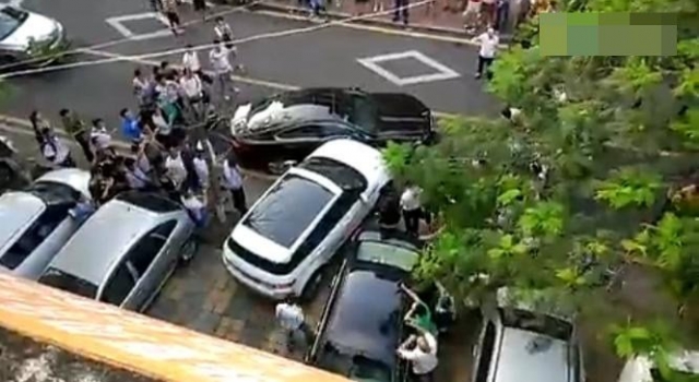 土豪斗气!厦门路虎女司机猛撞捷豹 围观群众放肆叫好