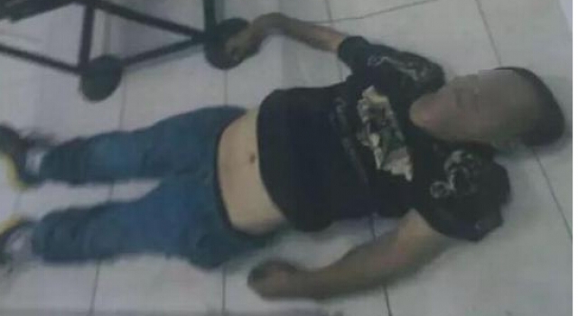 男子进派出所12小时后死亡:戴手铐脚镣 脖子有勒痕