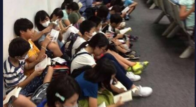 感人的“低头族”!日本学生泰国候机集体看书获赞