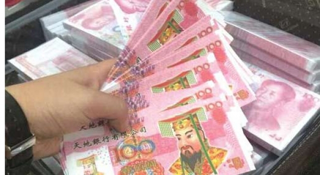 智障!女子筹40万买假钞 200万表层之下全是冥币报警