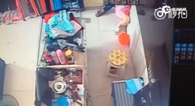 男子假意试衣服拖女店员欲行不轨 女子呼救狠咬逃走