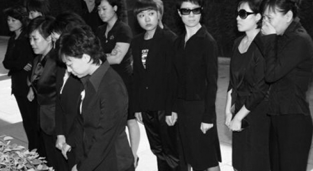 男子火化前送别父亲发现非父亲 工作人员竟将错就错
