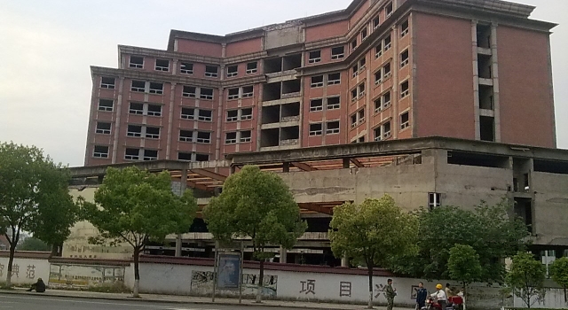 囧!避暑客雷秀英湖北买房遇烂尾 一楼一人孤独避暑