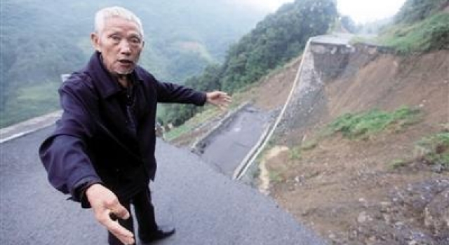 路面塌方6旬老翁拦车救上百人 却被骂过:好狗不挡道