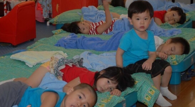 河北幼儿园老师把不午睡儿童拎起扔下 被警方控制