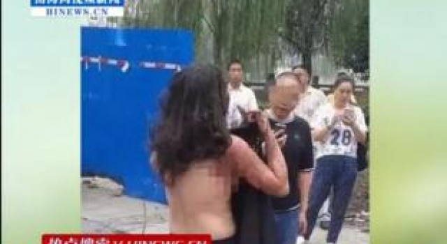 复婚遭拒男子火烧前妻 路人为其扒衣救火