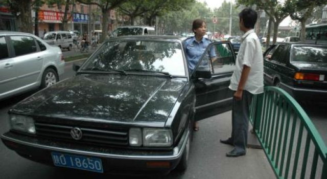 车主与出租车刮擦遭碰瓷 对方声称自己撞车逃逸