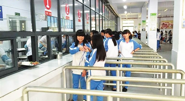 中学为禁早恋发出“最严校规”:男女生禁止同进出食堂