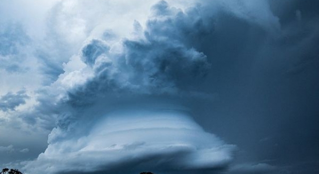摄影师拍积雨云酷似UFO 网友:怕是帝君要下凡历劫了