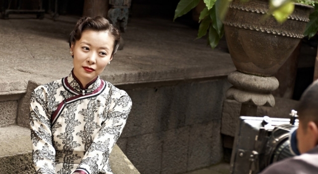 《人民》陆亦可化身旗袍美女 温柔知性