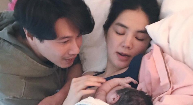Ella宝宝正面照曝光 好姐妹相伴温馨甜蜜