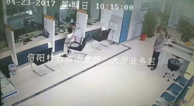 危险无处不在 银行填单台杀死2岁女孩
