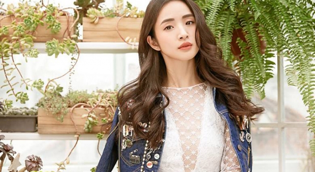 林依晨俏皮现身机场 衣着宽松披肩如怀孕