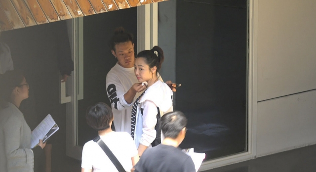 白百何拍戏低调现身 高马尾运动装清纯似学生妹