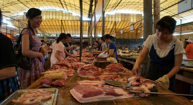 看完反胃! 肉摊老板用切肉刀刮脚底板