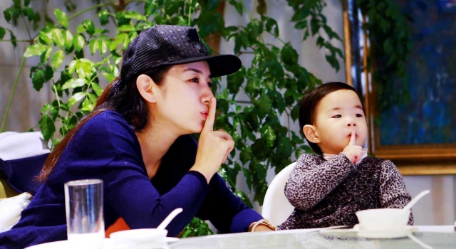 黄奕女儿t台走秀气场足 黄毅清被调侃多久上战场