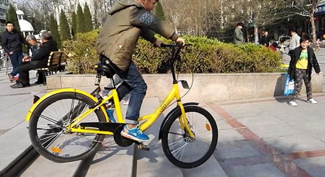 为争共享单车 两男子辗轧10岁男童当众对其施暴
