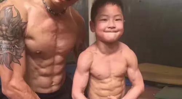 7岁半就有8块腹肌 男孩秒杀众多肌肉男