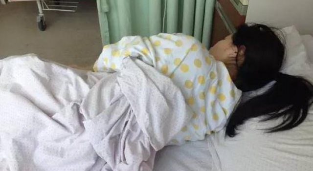 18岁姑娘自断脐带产子 男友消失不见