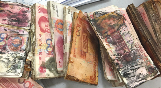 老人将20万现金藏床底3年 工作人员当场作呕