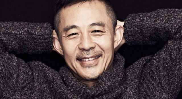 老戏骨侯勇曝时尚写真大片 黑白撞色诠释岁月之美