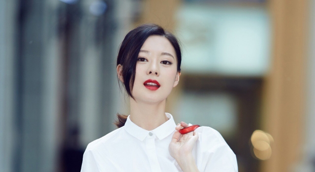 国民闺蜜王汀街拍大秀美腿 干练短发优雅迷人