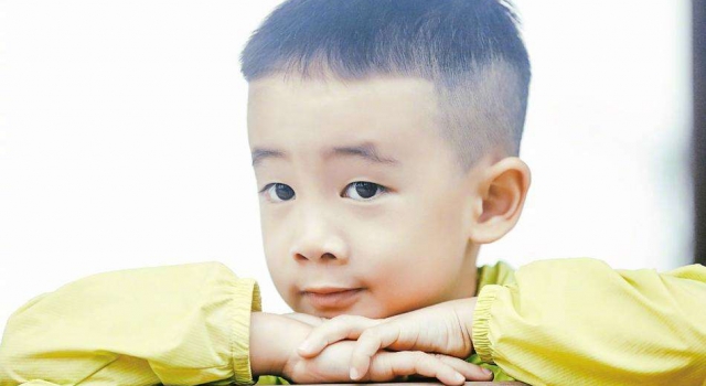 Jasper与妈妈外婆一起逛街 发现镜头表情超萌