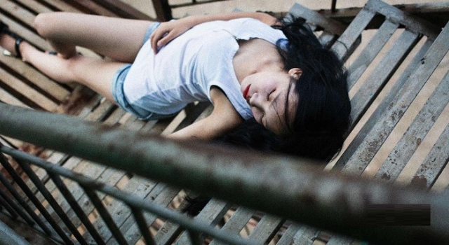 女子钢筋刺进头部倒地不起 又是高空抛物惹的祸!