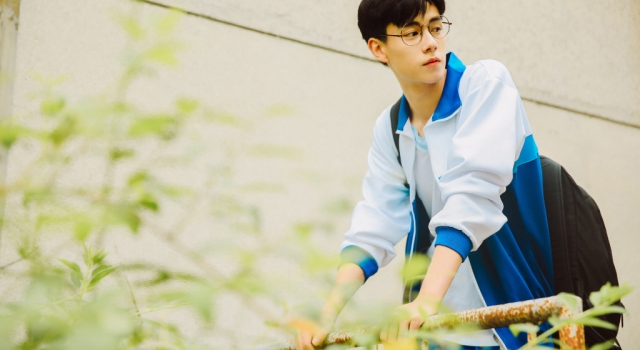 傲娇男神江辰清新上线 胡一天曝校服写真再圈粉