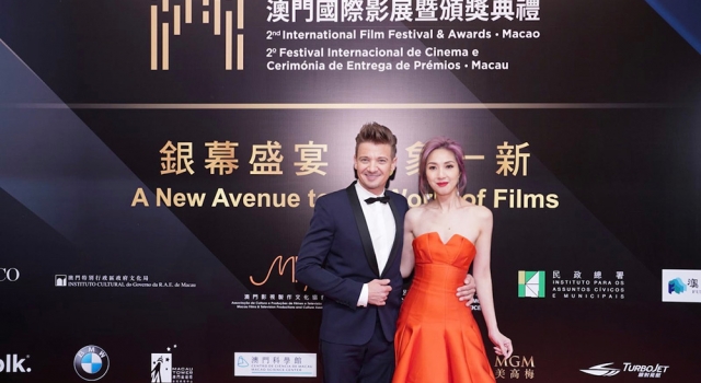 杨千嬅抹胸长裙惊艳亮相 紫发尽显妩媚
