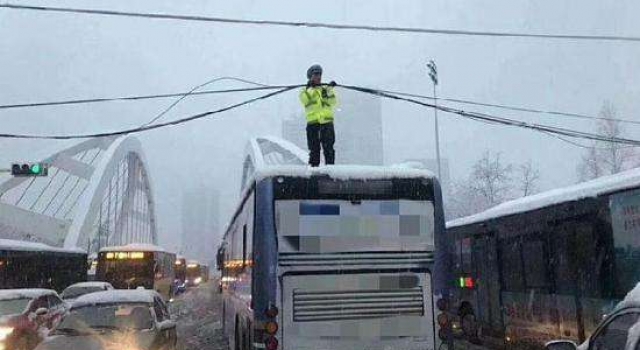 合肥暴雪他一人撑起一条路 暴雪中谁为我们保驾护航?