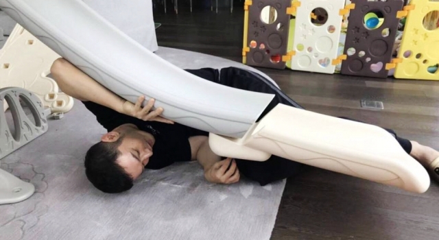 黄晓明给儿子做滑梯获赞 而鞋上藏有爱的玄机更吸引人