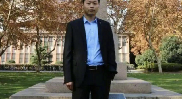 第一批90后成为大学教授 网友:请收下我的膝盖