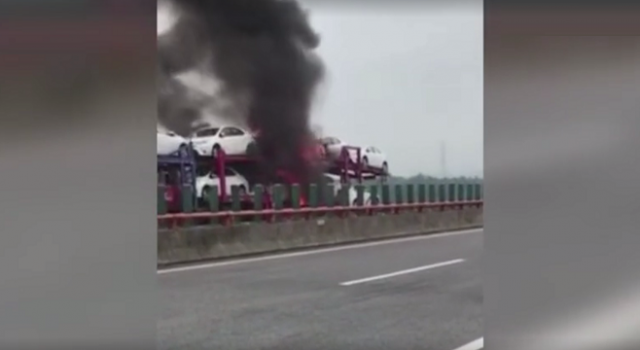 高速起火9辆新车烧成空壳 汽车起火该如何自救?