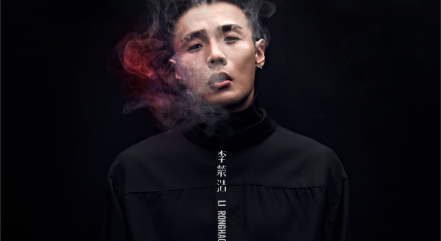 李荣浩自拍用错滤镜 脸色苍白宛如僵尸 吓坏网友!