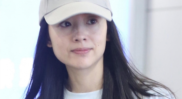 董洁素颜现身机场赶飞机,身穿超短裙少女感十足