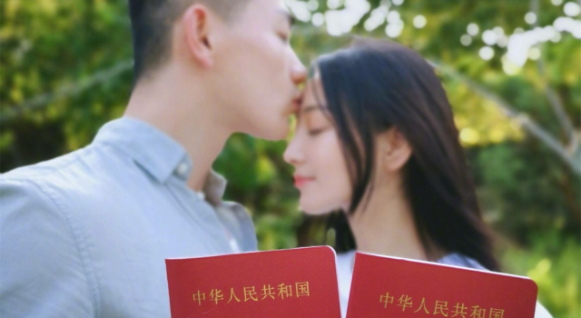 张馨予宣布结婚,大晒婚纱照和结婚证太甜蜜了