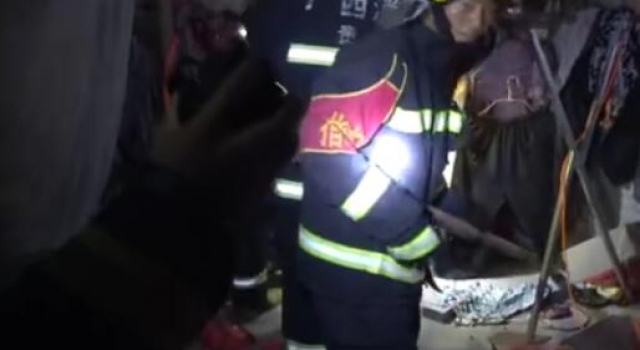 眼镜蛇钻老人被窝怎么回事(图)详情曝光太可怕了!老人还好吗?